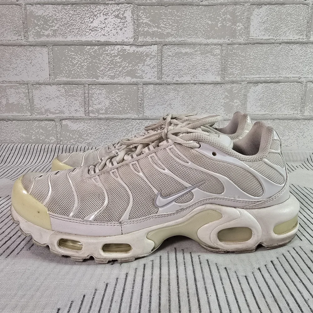 Nike Air Max Plus Women's White DM2362 100 Used w/ Box Size 9.5